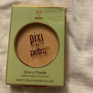 Pixie by Petra glow-y powder